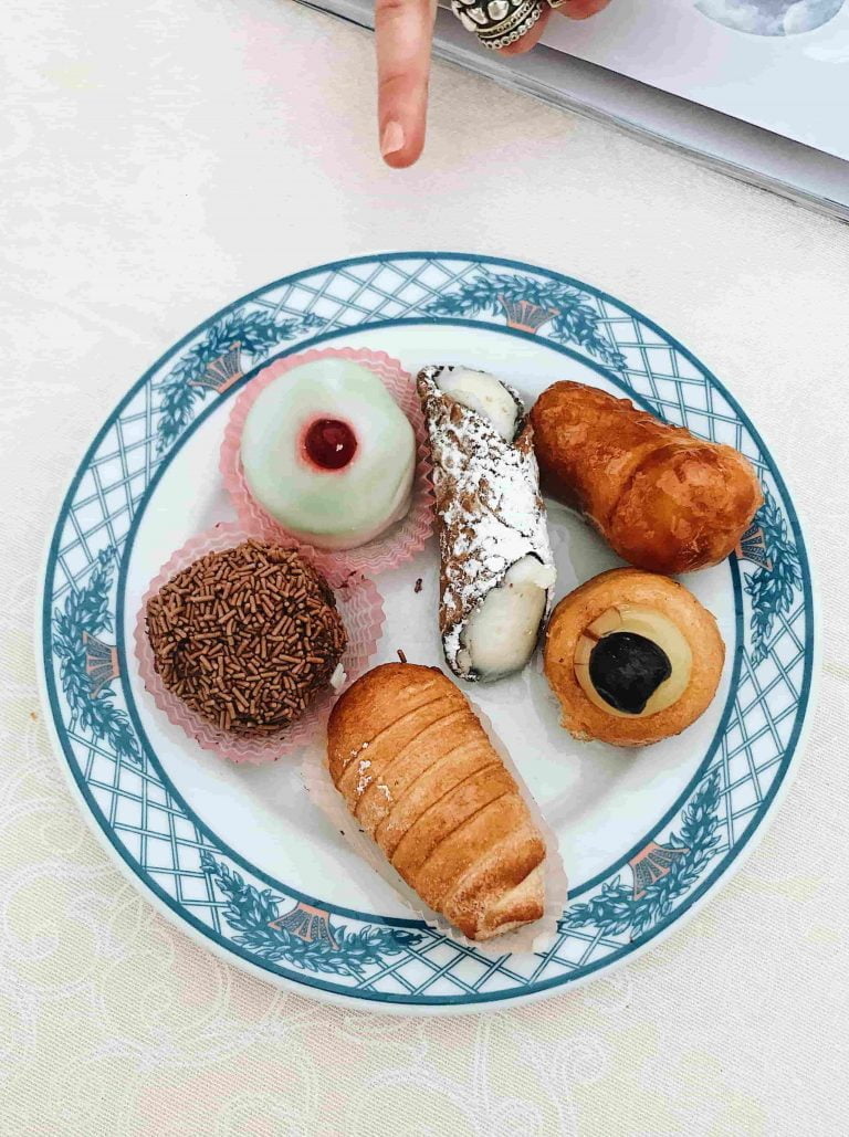 The BEST 5 Coffee Shops in Naples À La French Food